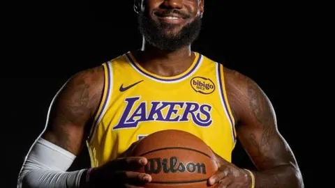 《曼联主场美食升级，拉爵力推餐饮外包新举措，降本增效再出新招！》